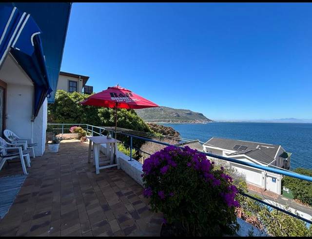 2 BEDROOM PROPERTY TO RENT IN FISH HOEK